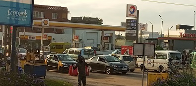 • Vehicles wrongfully park in the Asempa Hotel area opposite Total and Shell fuel stations in Takoradi.