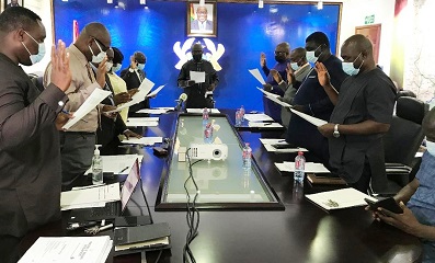 • Mr Kwaku Asante-Boateng, (middle) swearing in the board members Photo: Geoffrey Buta