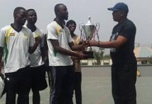 Mr Philip Longjohn presenting the trophy to the male team