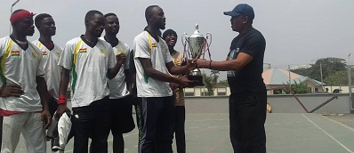 Mr Philip Longjohn presenting the trophy to the male team