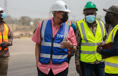 Dr Mustapha Abdul-Hamid(left) intracting with the Executives of the Tanker Drivers Union
