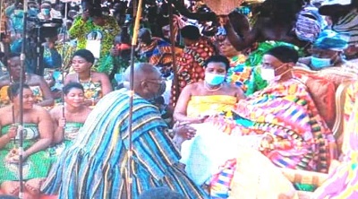 Vice President Dr Bawumia (in smock) exhanging greeting with the Asantehemaa, Nana Ama Konadu Yiadom III (2)