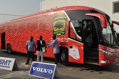 Mr Ofosu-Kontoh (right) leads the SMT Ghana team to hand over the bus to Kotoko officials led by Nana Yaw Amponsah