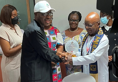 Dr Owusu-Ansah (left) – receiving the Gold Award from Prof. Omotayo