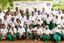 Members of the Natural Club of the Doodiyiri Basic School with staff of the EU-REACH