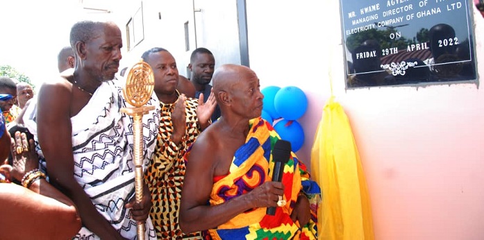 Nana Kyem Kofi Ankoana II unveiling the plaque for the inauguration of the sub-station