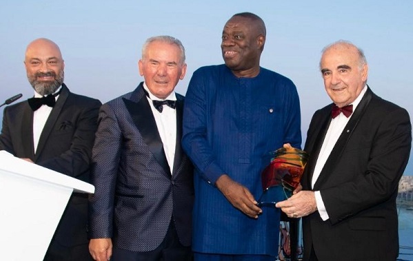 Dr Ibrahim Mohammed Awal (third from left) receiving his award