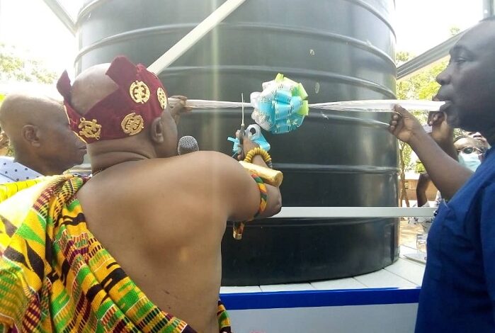 • Nene Tettey-Ku Gbadaji cutting the tape to commission the water project