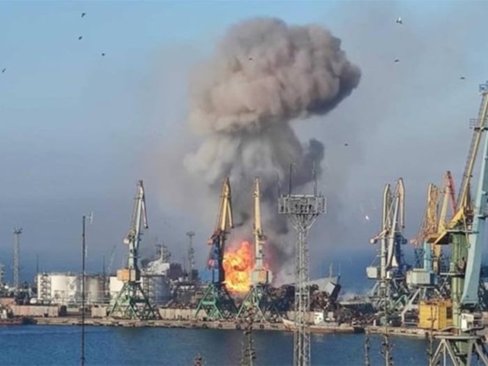 • Ukraine destroys Russian landing ship, Saratov