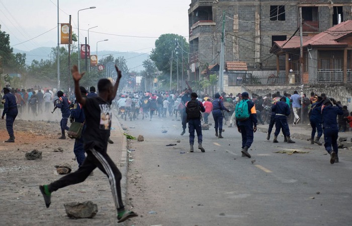 • Congolese policemen disperse protesters along the road near the compound of a United Nations peacekeeping force's warehouse in Goma in the North Kivu province