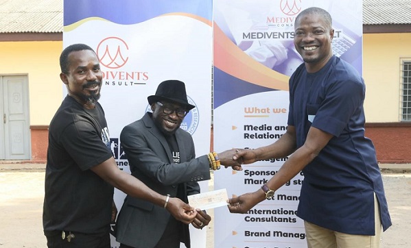 • Mr Ezah receives a cheque from Mr Penni (middle)