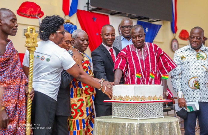 • Prof Emmanuel Obed Acquah (fourth from right) joined by Mr Zubairu Kassim (in smock) and Neenyi Ghartey VII (fourth left) to cut the ceremonial cake