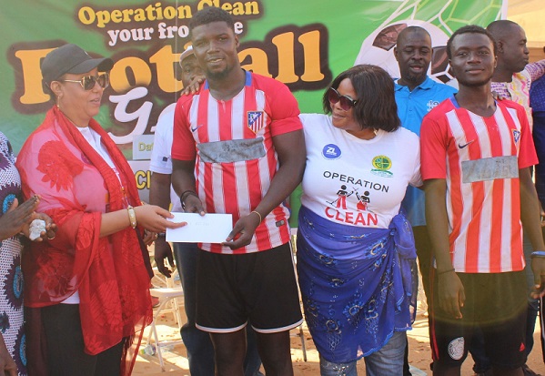 • Hajia Salma Adams Kuta (third from left) presenting money in an envelope to the captain of the Video Land team. Photo: Ebo Gorman