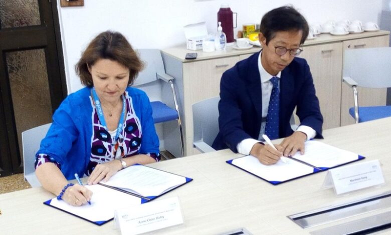 • Ms Anne-Claire Dufay and Mr Mooheon Kong, signing the MOU.