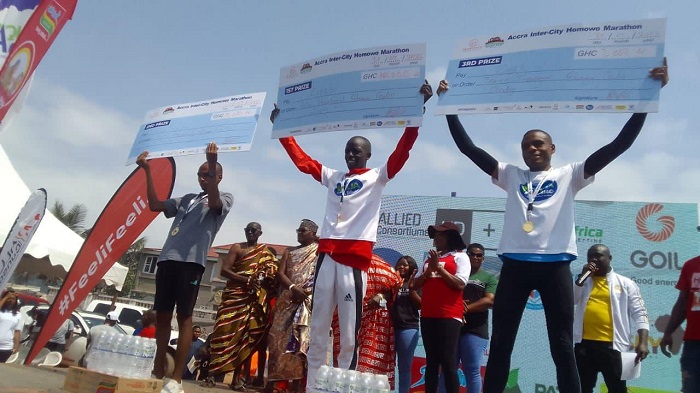 • Kenya’s Tirop (centre) flanked by Atia (left) and Tumuti displacing their prizes after the race