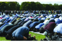 • Muslims praying