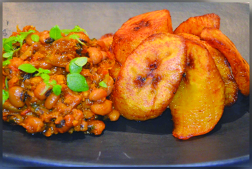 • Beans and fried plantain (yoo ke gari)
