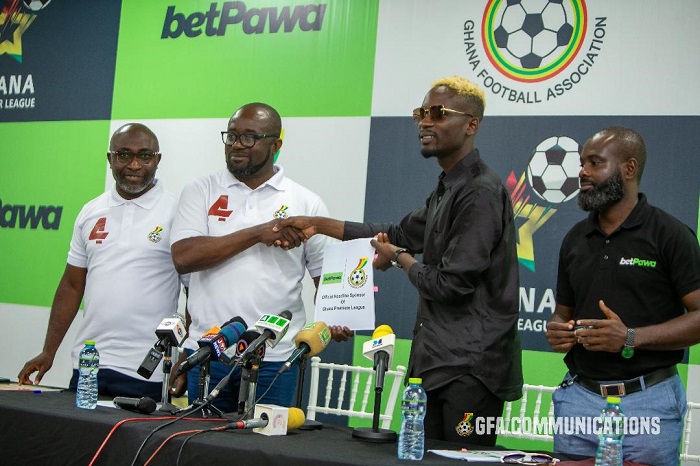 • Mr Eazi (second right) exchanging document with Mr Okraku, while officials from both outfits look on