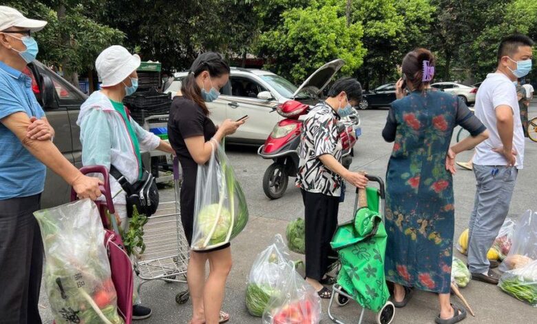 • People line up to buy vegetables ahead of lockdown in Chengdu