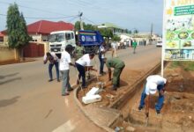 Nii-Noi Adumuah(right) and staff members in the clean-up