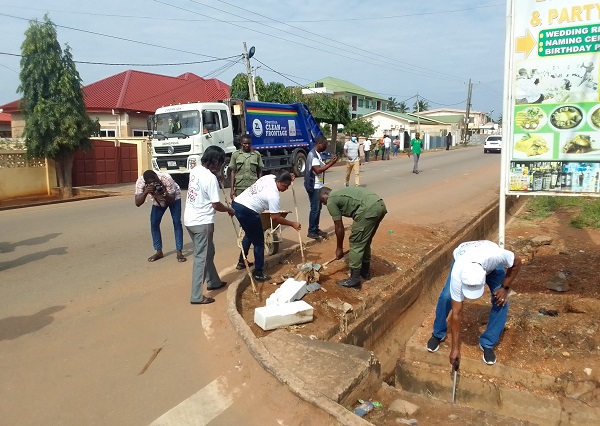 Nii-Noi Adumuah(right) and staff members in the clean-up