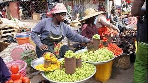 Women selling in the market. Source visitghana.com