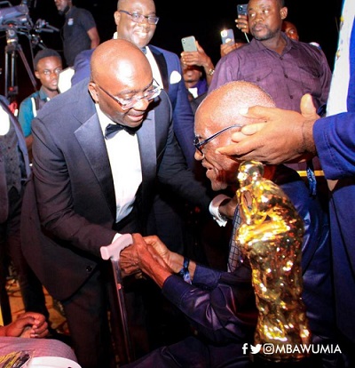 Vice President Bawumia (left) paying homage to the decorated veteran journalist at the event