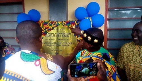 Nana Owiredu Wadie I, and Nana Kwaku Boateng II, New Juaben Omanhene, unveiling the plaque of the library