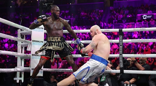 Wilder about to unleash the knock-out blow to the head of Robert Helenius