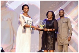 Ama Somuah( right)Head, Multinational and Regional Corporate receiving the award