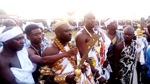 Togbega Gabusu VII (third from left) swearing the oath