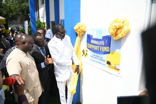 Dr Samuel Ato Duncan (right) assisted His Lordship Justice Yonny Kulendi (second from right) and Mr. Albert Kwabena Dwumfour (left) to unveil the Journalist Support Fund. Photo Geoffrey Buta