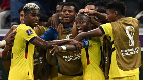 • Ecuador players join skipper Valencia to celebrate the opening win against the host, Qatar