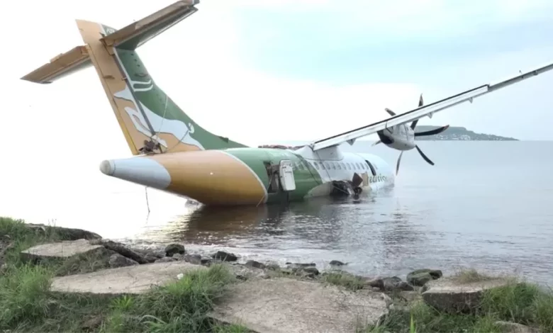 Ropes were used to pull the plane closer to the shore of Lake Victoria