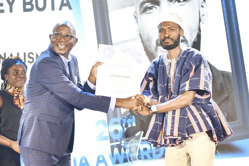 Geoffrey Buta (right) receiving the award from Mr David Andoh