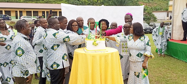 • Deputy Minister, Lands and Natural Resources, George Mireku Duker (middle) with Ms Mends (fifth left),National President, TARSCO past students and Mrs Hannah Owusu-Koranteng(third rt) to cut the anniversary cake.