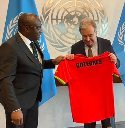 UN Secretary General Antonio Guterres admires the jersey from Mr Harold Agyeman