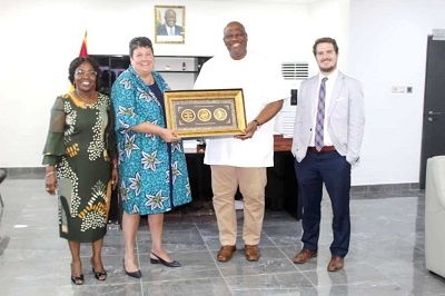 Mr Quartey (second from right) presenting a gift to Ms Palmer (second from left) after the visit
