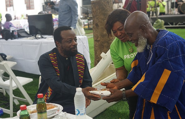 • Apostle John Kpikpi (left) presenting a pack of food to a guest during the Christmas Banquet 2022