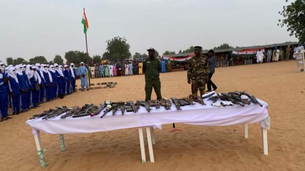 The ex-gunmen in Niger have promised to help the authorities tackle insecurity