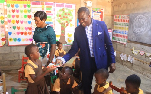 • Mohammed Bashiru Kamara presenting books to some pupils