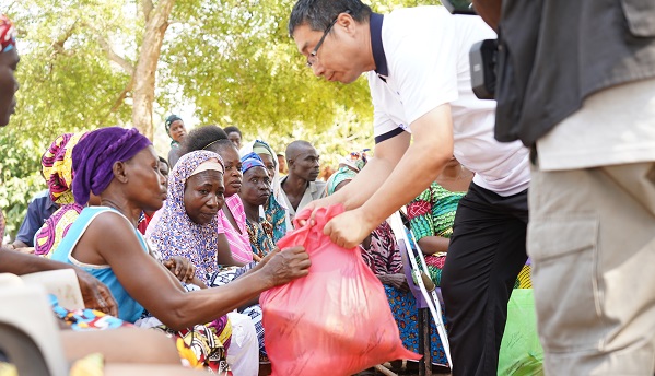 • Yan Li Quan, owner of Ghana Chinese News donating a package to one of the beneficiaries