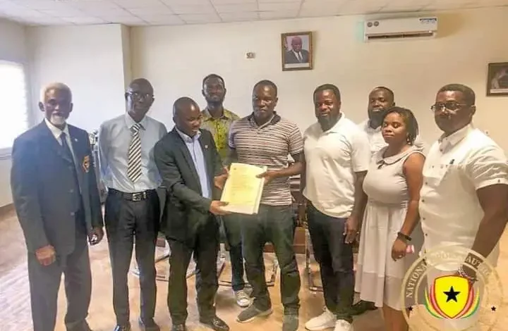 • Mr Borquaye receiving the Certificate of Recognition from Prof. Twumasi while members of the federation look on