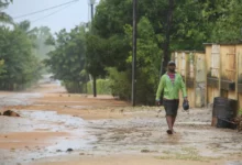 Mozambicans seek shelter ...as storm Freddy makes landfall