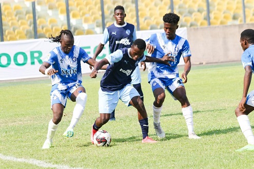 • Daniel Awuni (middle) comes under a heavy challenge from Great Oly's Abdul Bashiru and Samuel Quaye (right) Photo: Raymond Ackumeyon