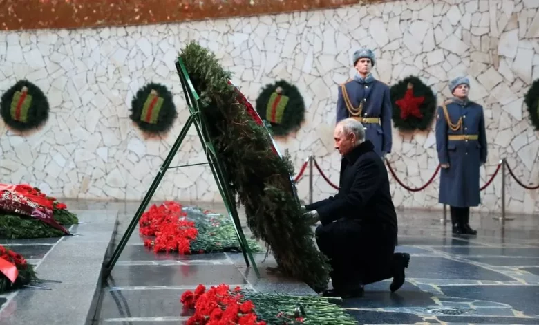 • President Putin lays a wreath at the Mamayev Kurgan memorial complex in Volgograd
