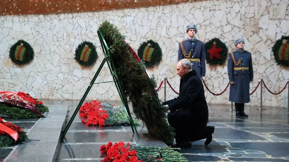 • President Putin lays a wreath at the Mamayev Kurgan memorial complex in Volgograd