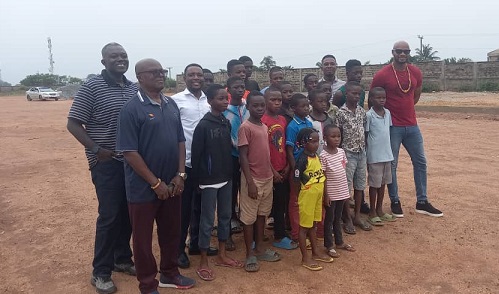 • Asafa Powell (extreme right), some of the kids and officials during the visit
