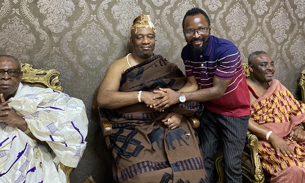 • King Tackie Teiko Tsuru II, Ga Mantse (left) in a handshake with Joseph Agbeko