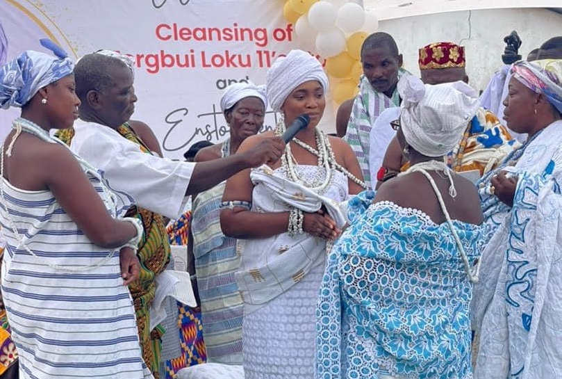 Mama Deyenawo II being sworn in